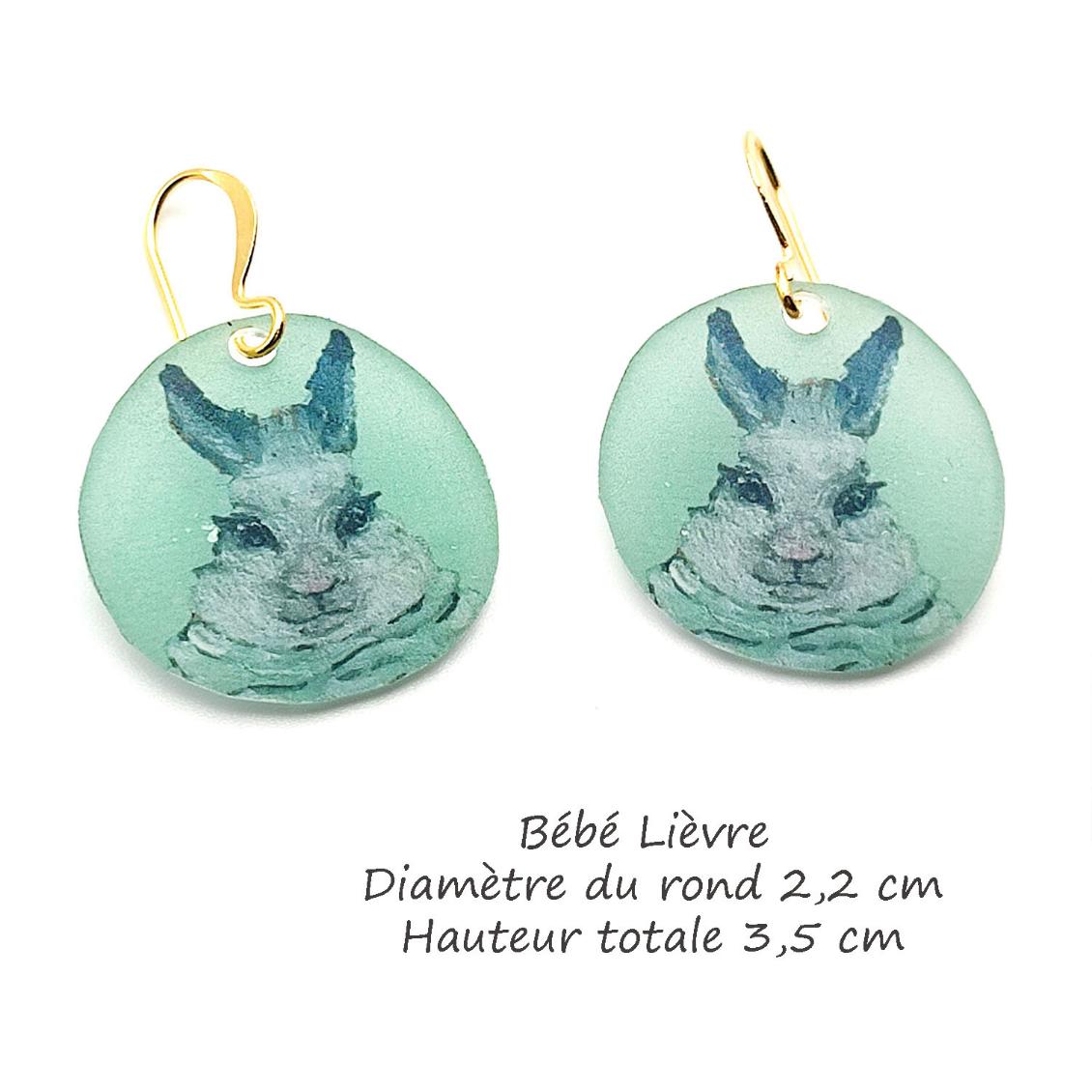 Boucles d'oreilles bébé lapin lièvre, fond vert pâle, bijou d'artiste