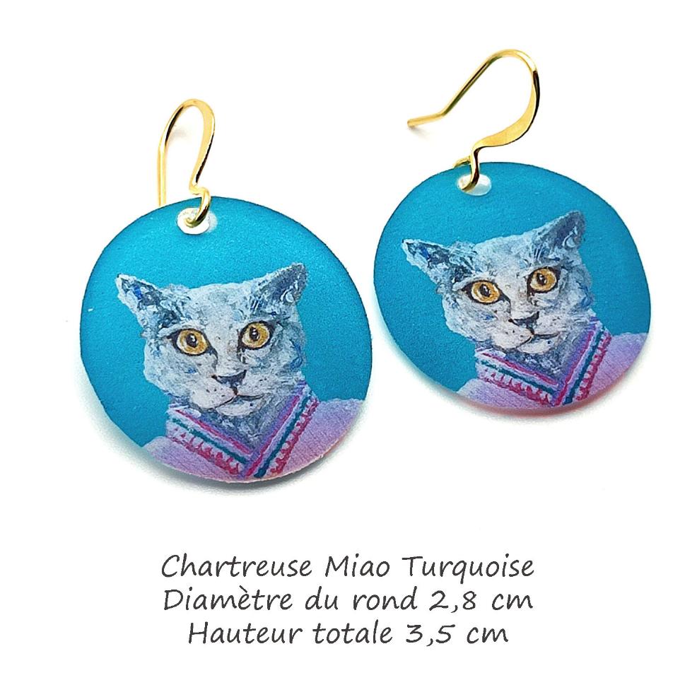 Boucles d'oreilles chat chartreux gris fond bleu, bijou d'artiste