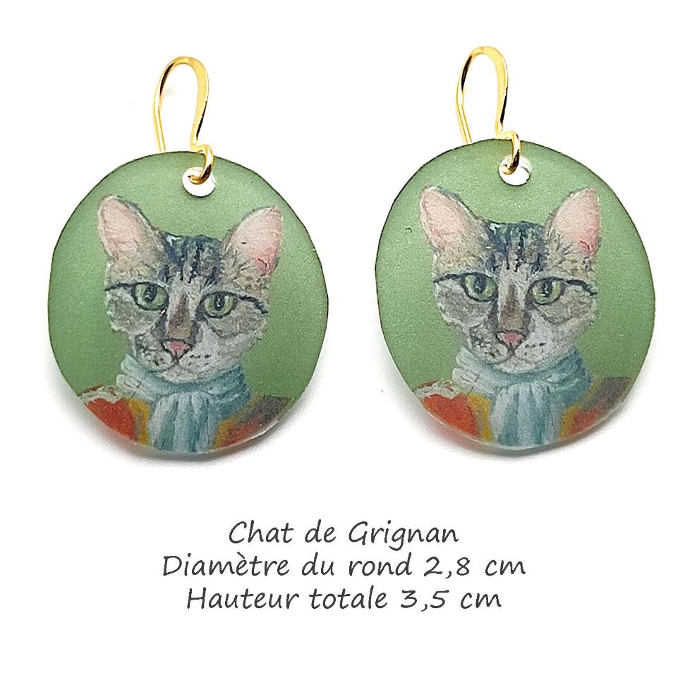 Boucles d'oreilles chat tigré de Grignan, fond vert olive, bijou d'artiste