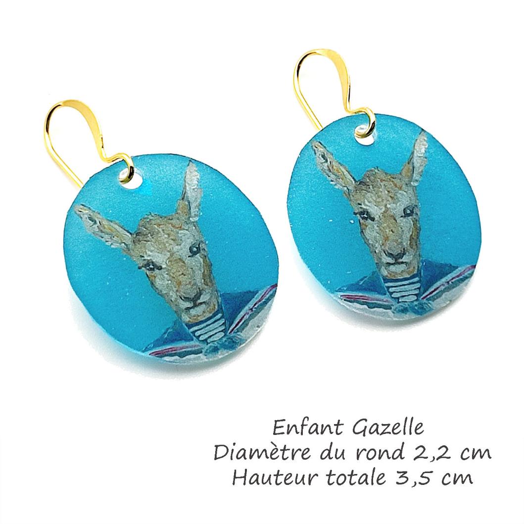 Boucles d'oreilles enfant gazelle , fond bleu, bijou d'artiste