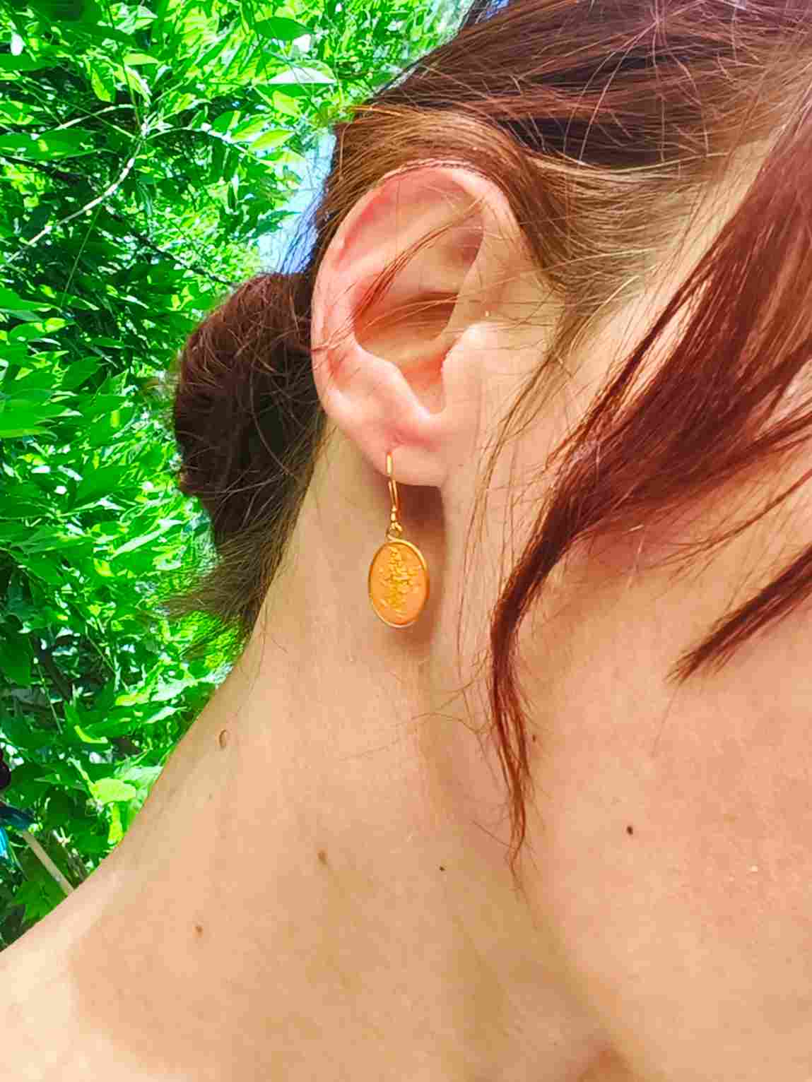 Boucles d’oreilles ovales corail rose avec paillettes d’or 24 carats et monture dorée