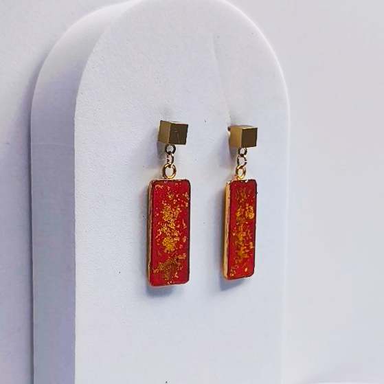 Boucles d’oreilles rouges rectangulaires vue de côté