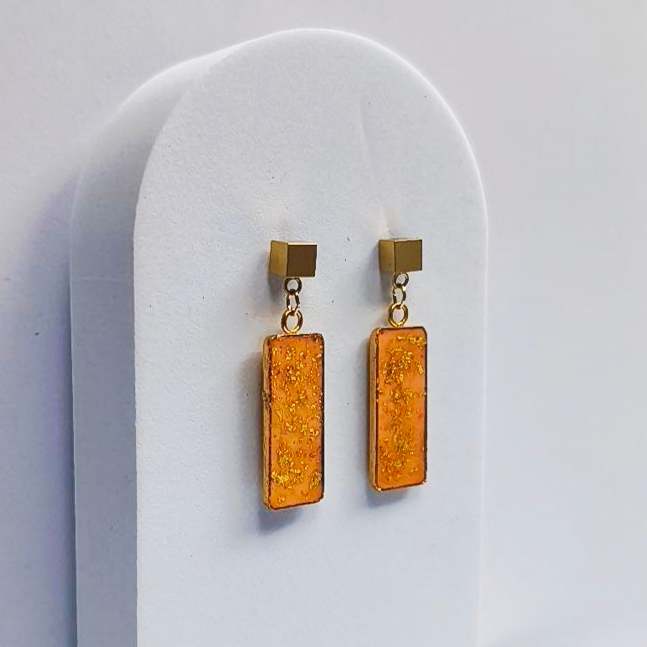 Boucles d’oreilles rectangulaires vue de côté
