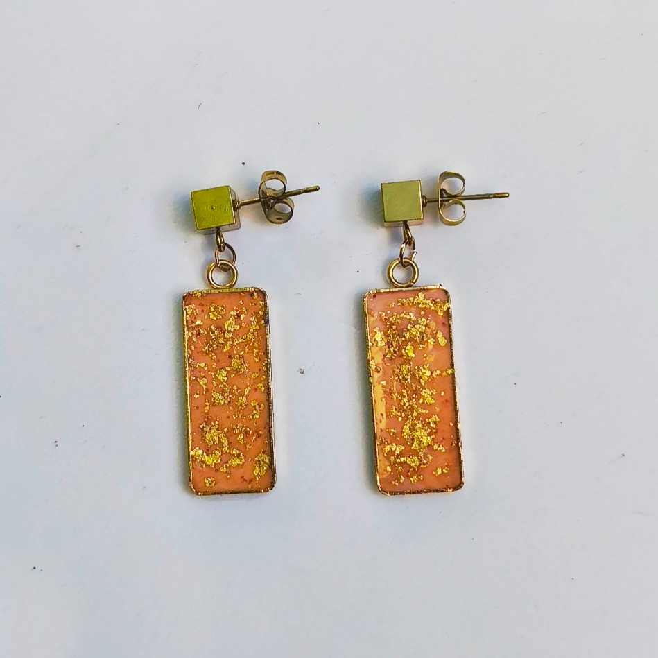 Boucles d’oreilles rectangulaires corail avec éclats de feuille d’or

