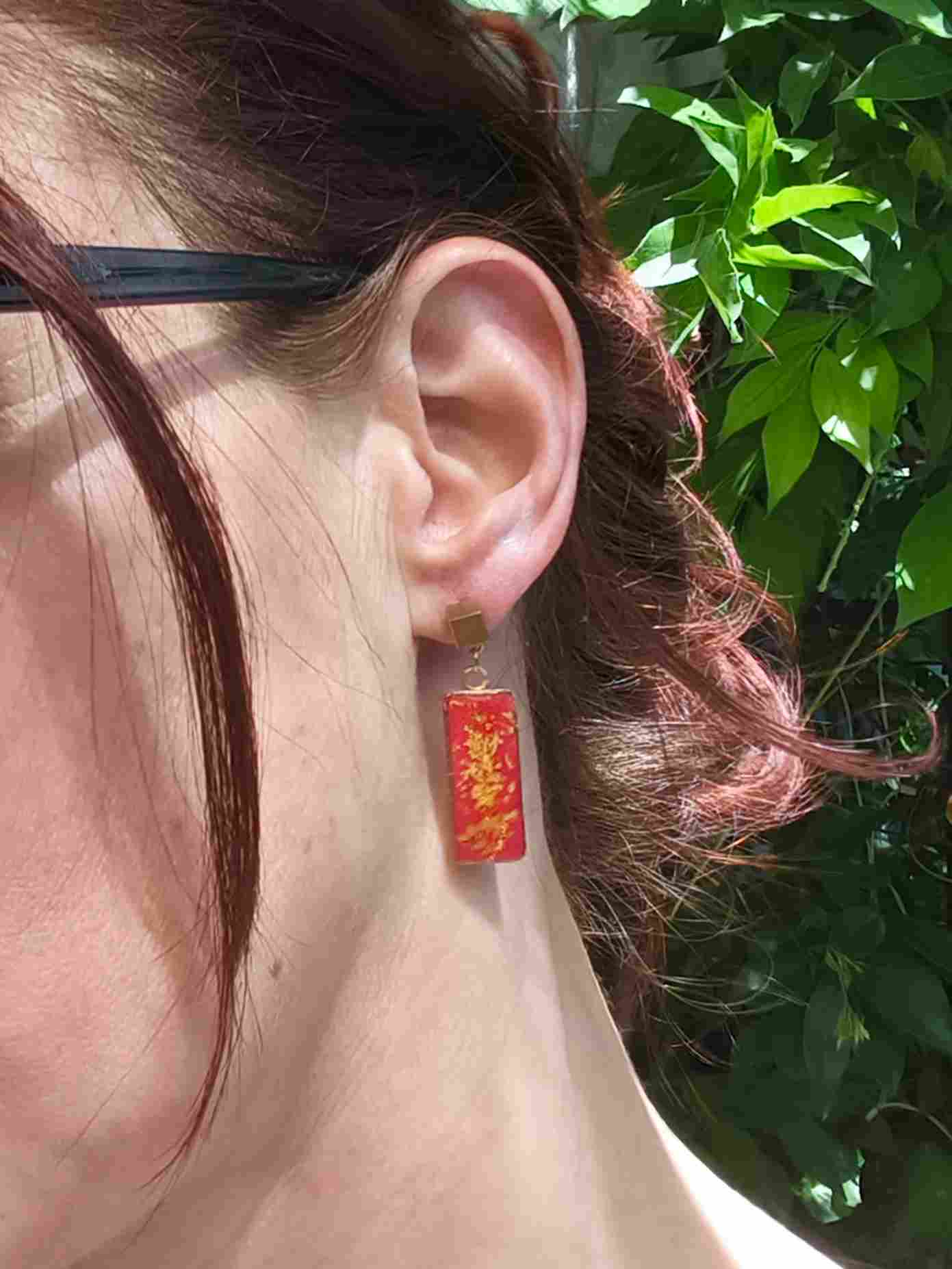 Boucles d’oreilles rouges rectangulaires avec paillettes de feuilles d’or