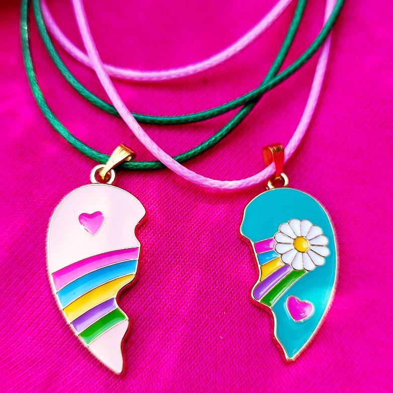 Bijoux d’amitié en métal doré, rose et turquoise.