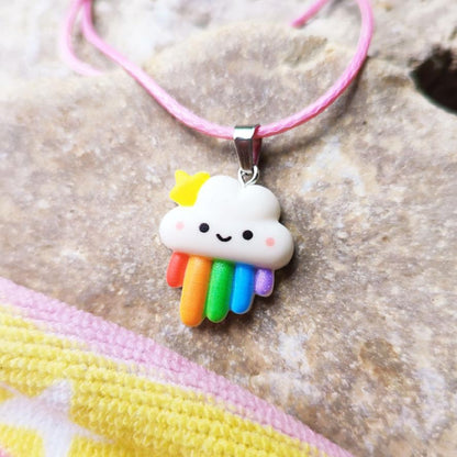 Colliers arc en ciel et nuage souriant