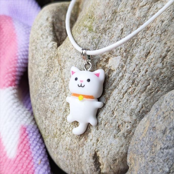 collier chat kawaii blanc de côté