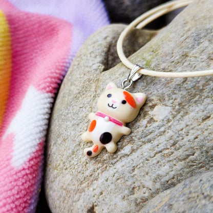 collier chat kawaii beige tricolore de côté