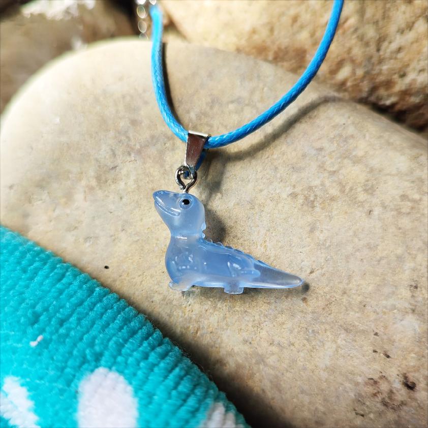 Collier dinosaure bleu fluorescents dans le noir, 6 modèles différents