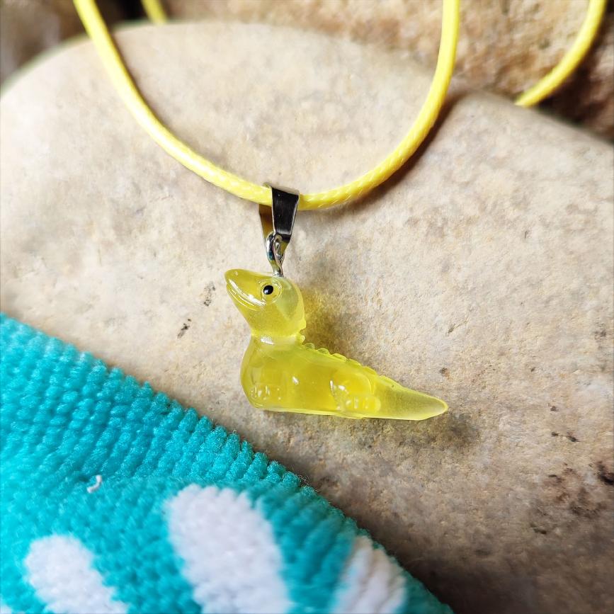 Collier dinosaure jaune fluorescents dans le noir, 6 modèles différents