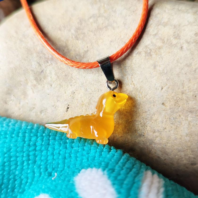 Collier dinosaure orange fluorescents dans le noir, 6 modèles différents