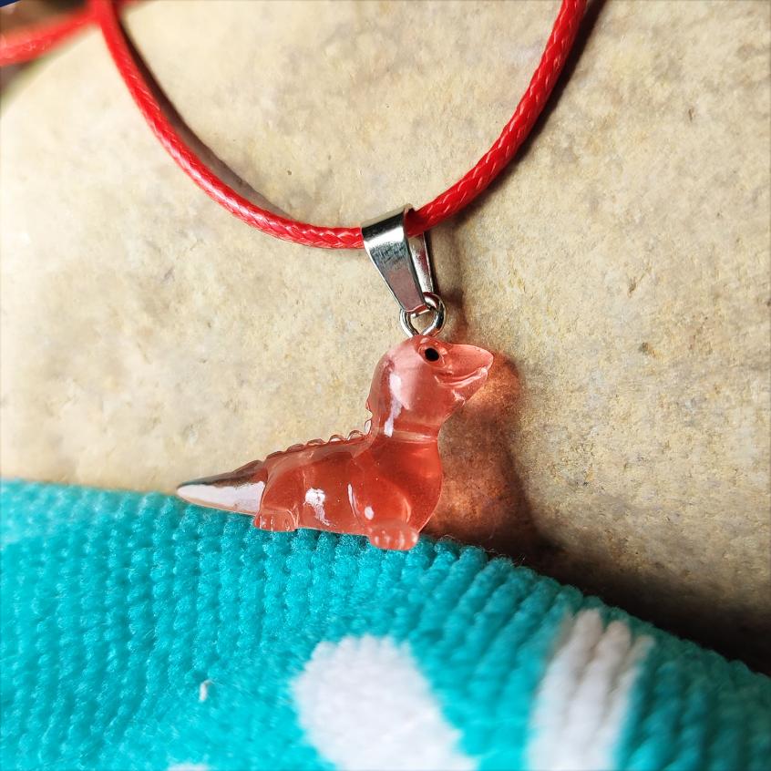 Collier dinosaure rouge fluorescents dans le noir, 6 modèles différents vue 2