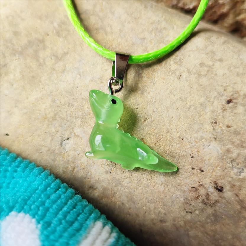 Collier dinosaure vert fluorescents dans le noir, 6 modèles différents vue 2