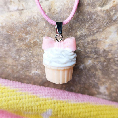 collier cupcake nœud rose