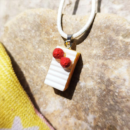 collier part de gâteau fraises vue 2