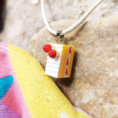 collier part de gâteau fraises