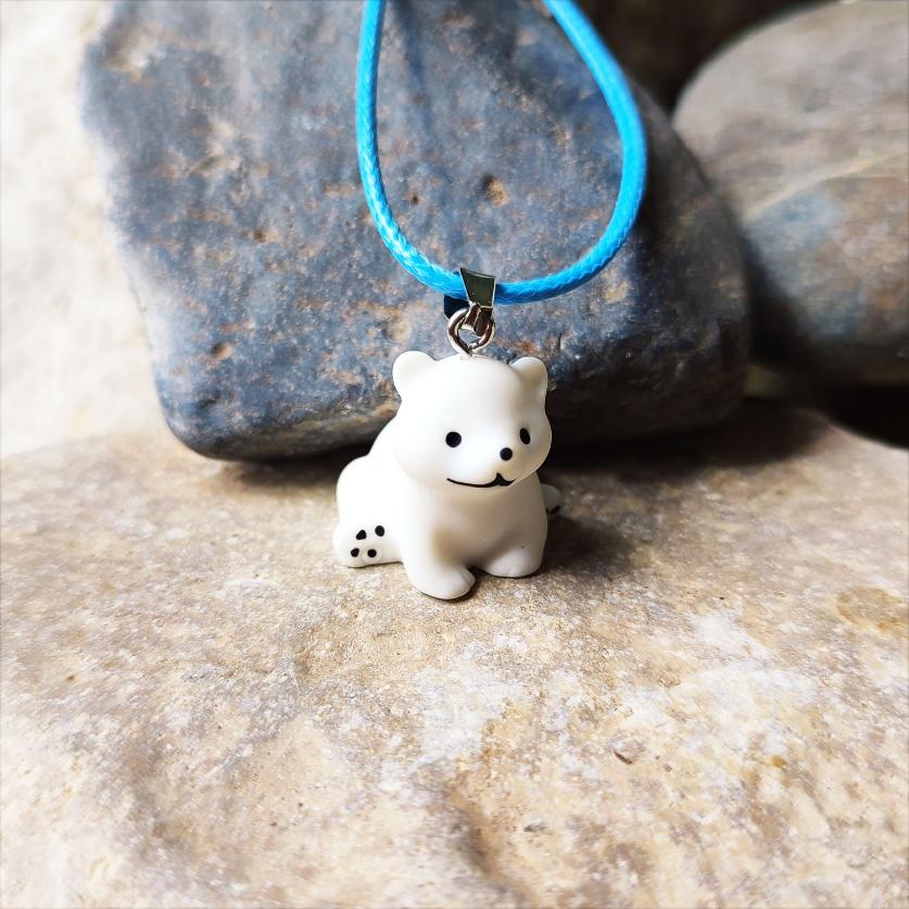 Collier Ours Blanc assis vue 2