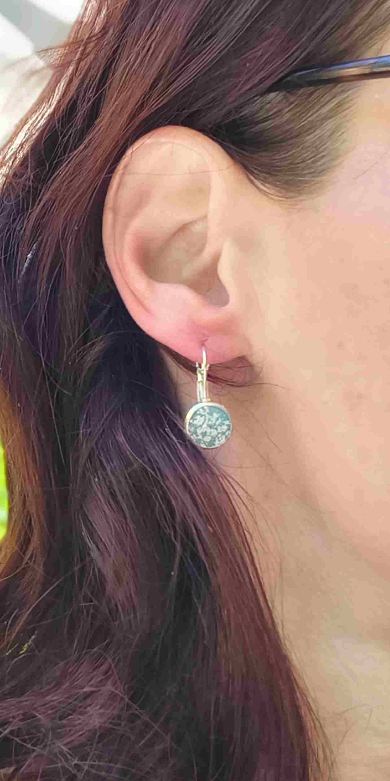 Boucles d’oreilles rondes bleues avec éclats argentés