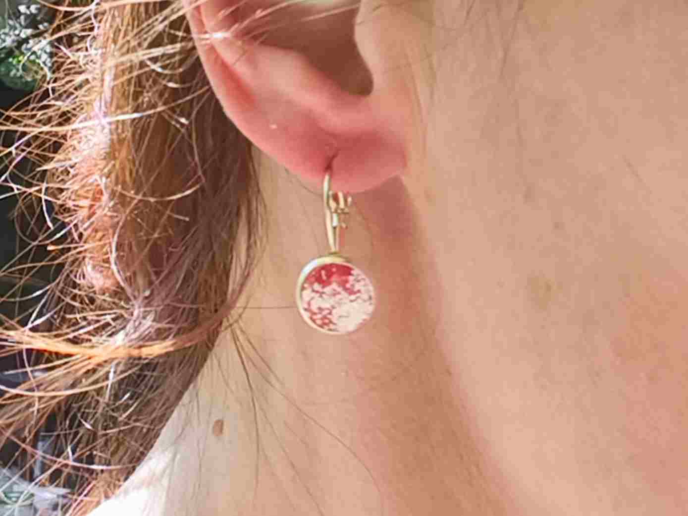 Boucles d’oreilles rouges rondes en pigment et argent pur