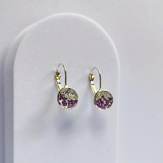 Boucles d’oreilles violettes avec éclats d’argent

Détail des dormeuses argent 925 – style élégant