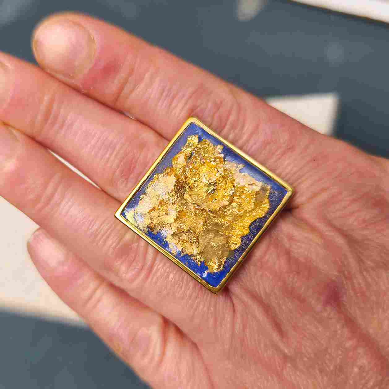 vue porté bague bleue