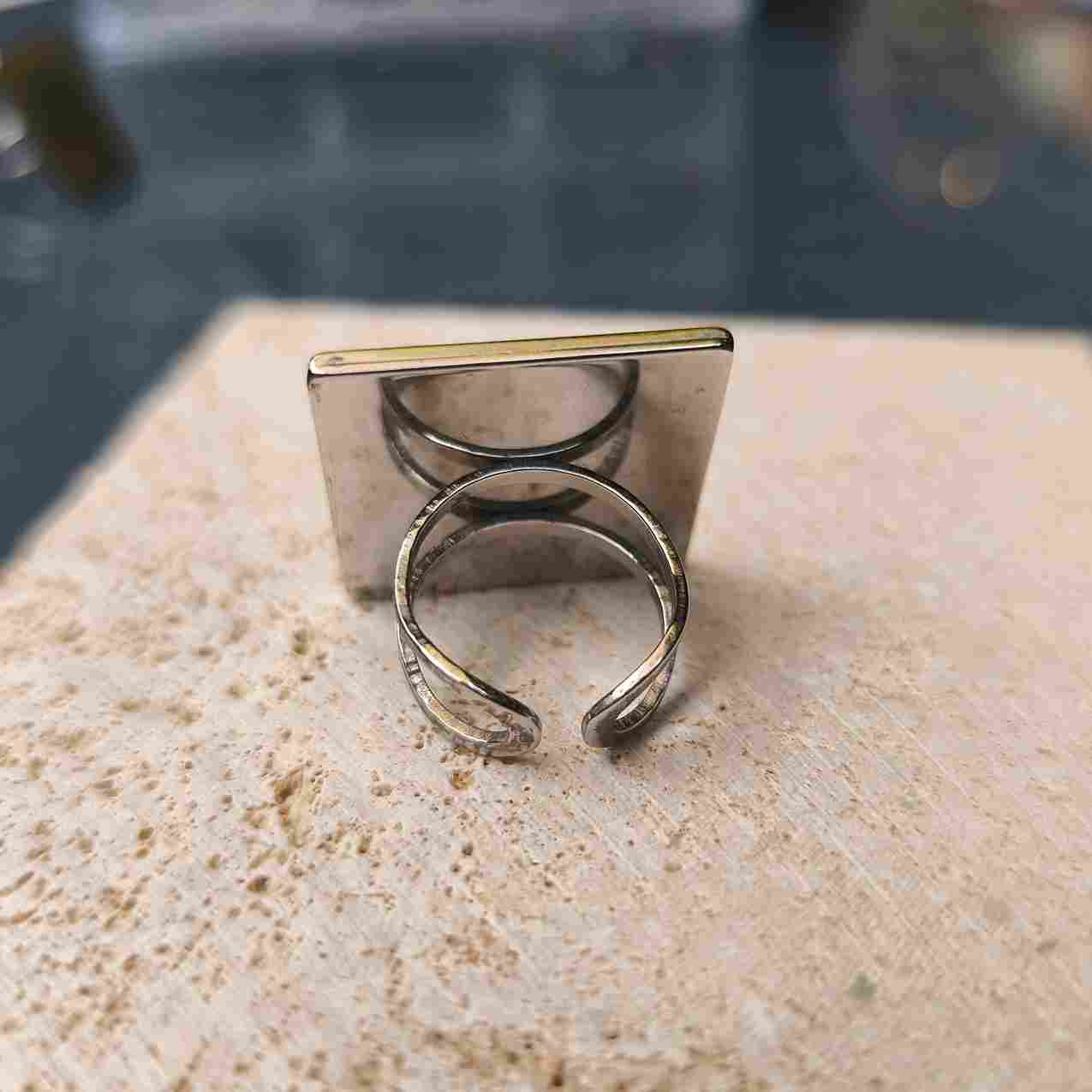 vue de dos Bague femme bleu glacé ambiance hivernale