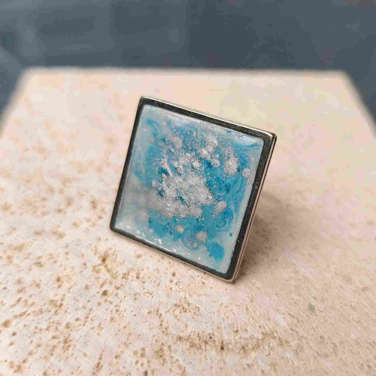 bijou artisanal 25 x 25 mm avec pigment bleu givré et poudre d'argent