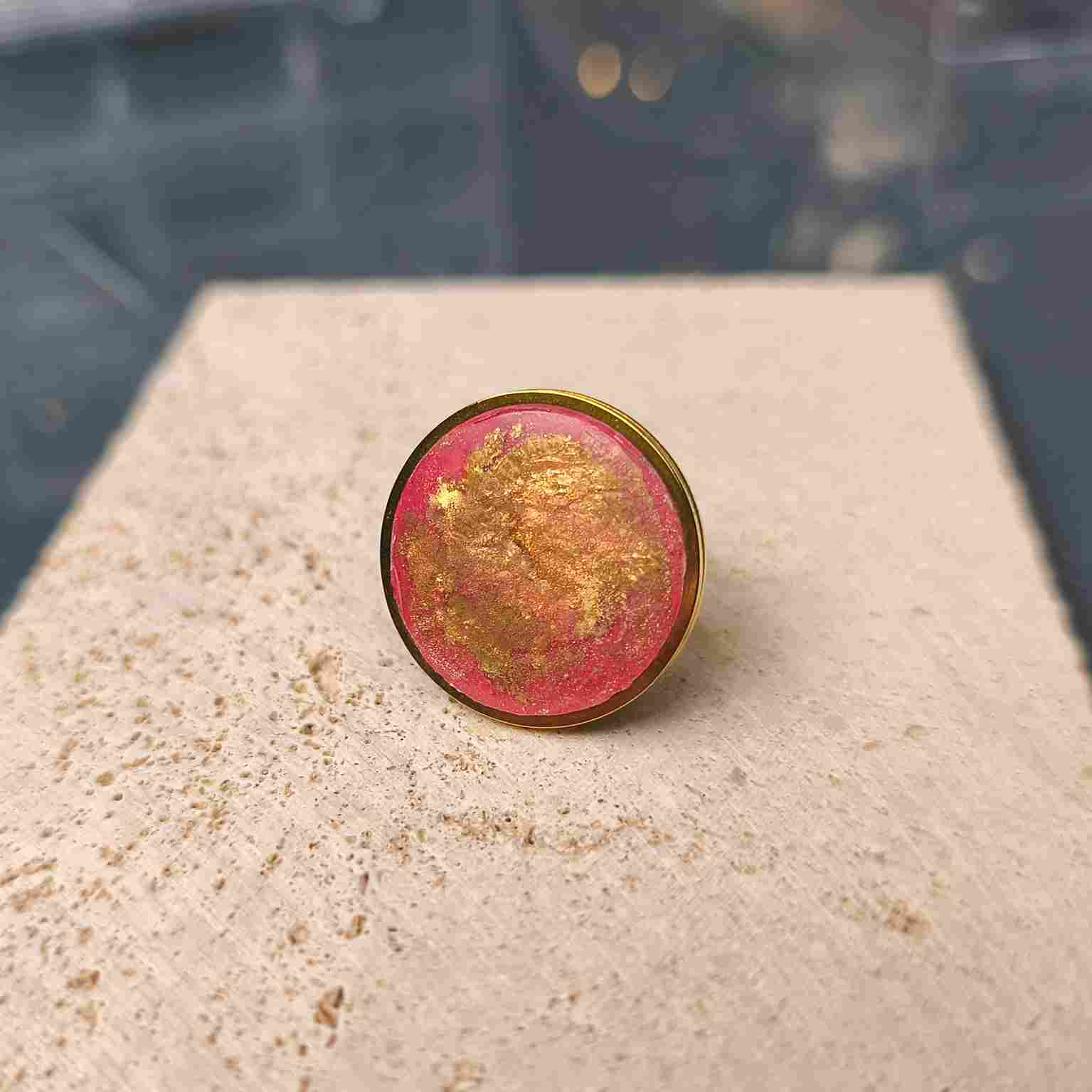 Bague ronde 25 mm rouge avec motifs continents en poudre d'or