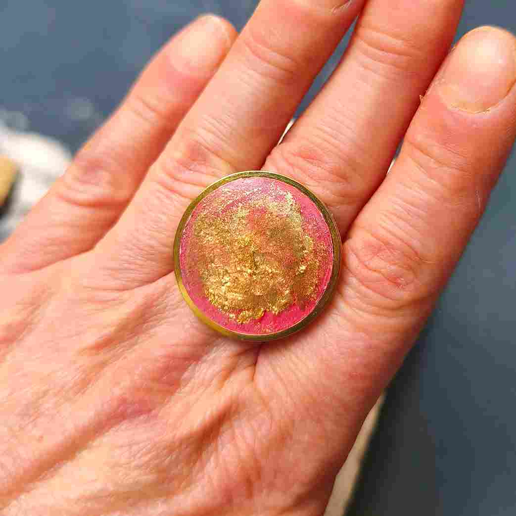 bijou artisanal grand modèle rouge et or style carte du monde