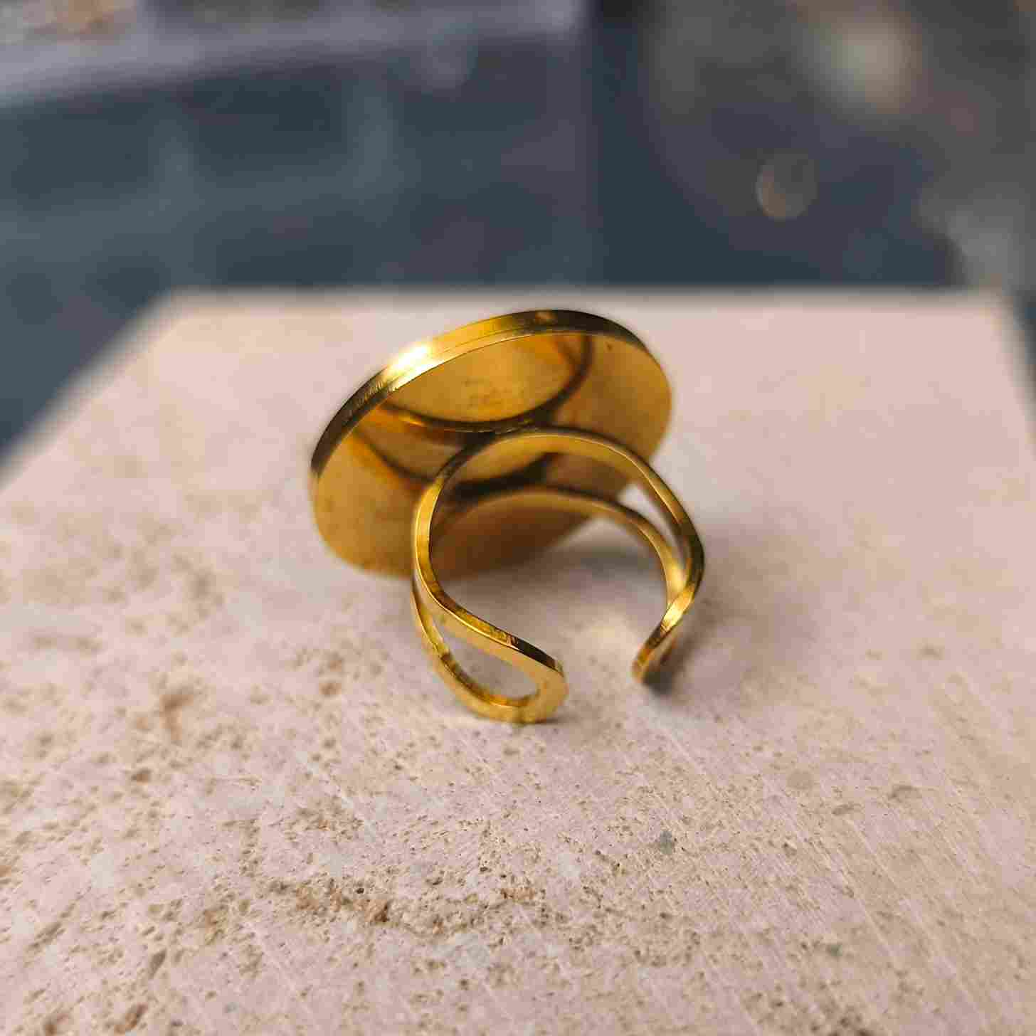 Bague femme ronde 25 mm motifs continentaux dorés sur fond rouge