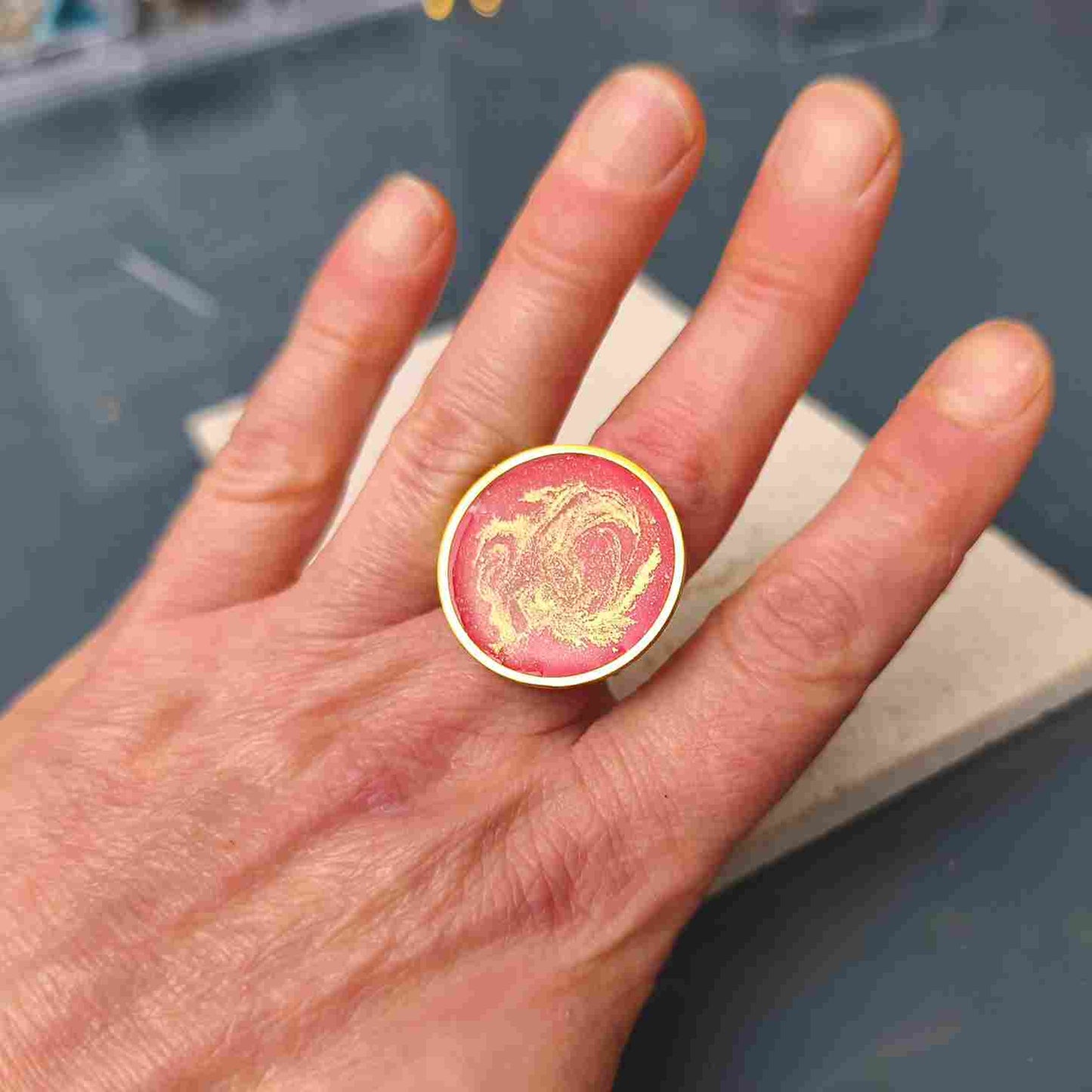 Bague ronde 25 mm rouge avec arabesques en feuille d'or arabesque