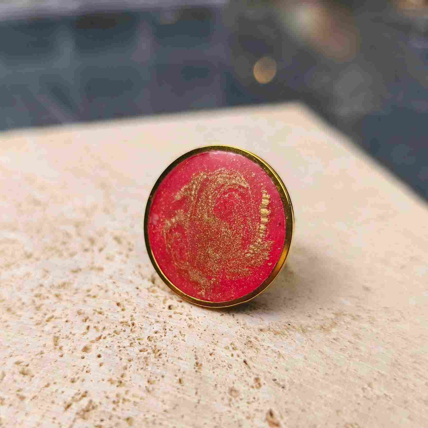 Bijou artisanal grand modèle rouge et or motifs légers et froissés