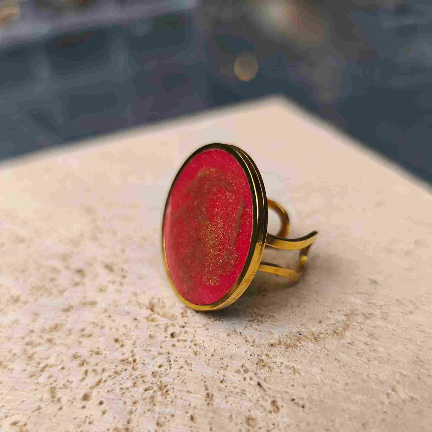 Bague femme ronde 25 mm fond rouge avec décor arabesques dorées