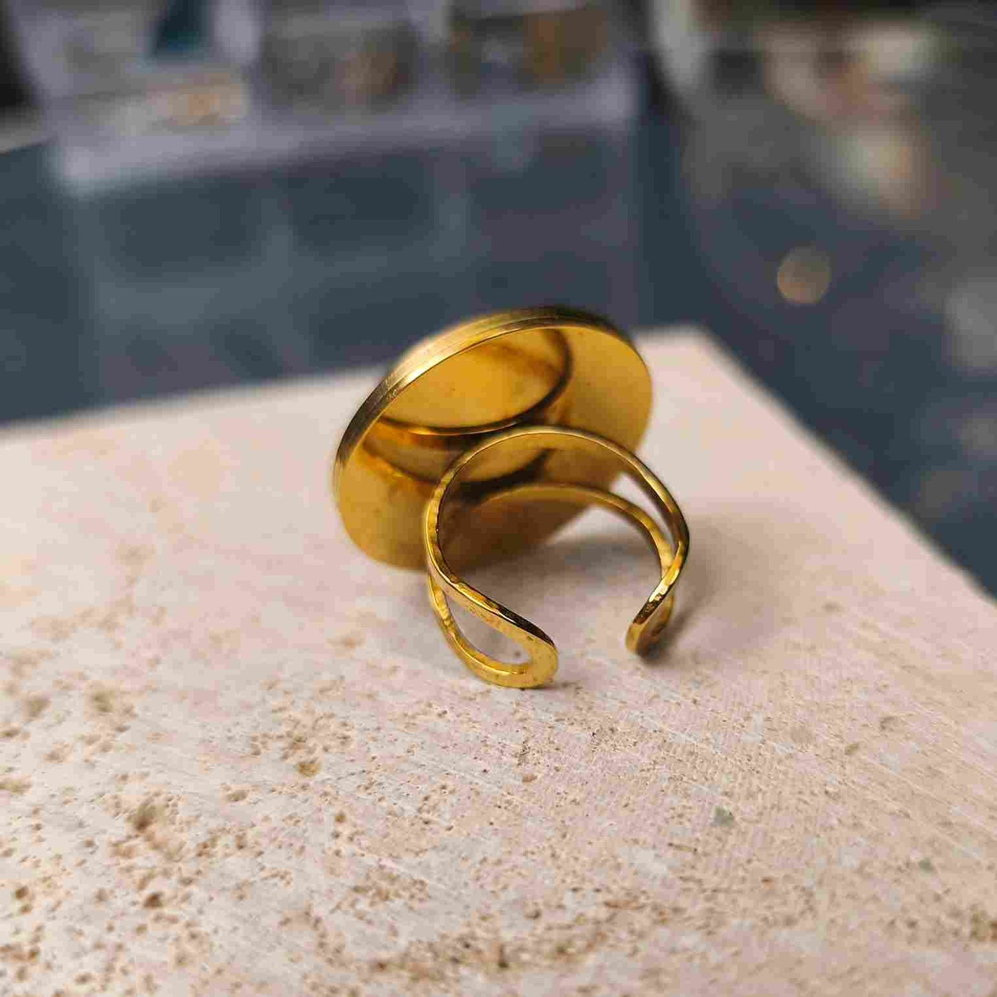 vue de dos bague ronde Rouge Mystique