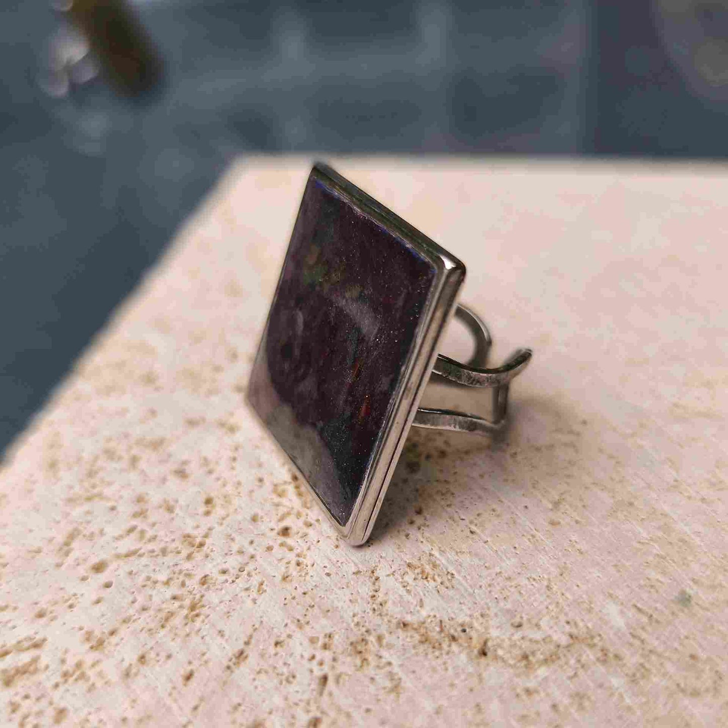 Bague femme carré 25 x 25 mm couleur violette profonde