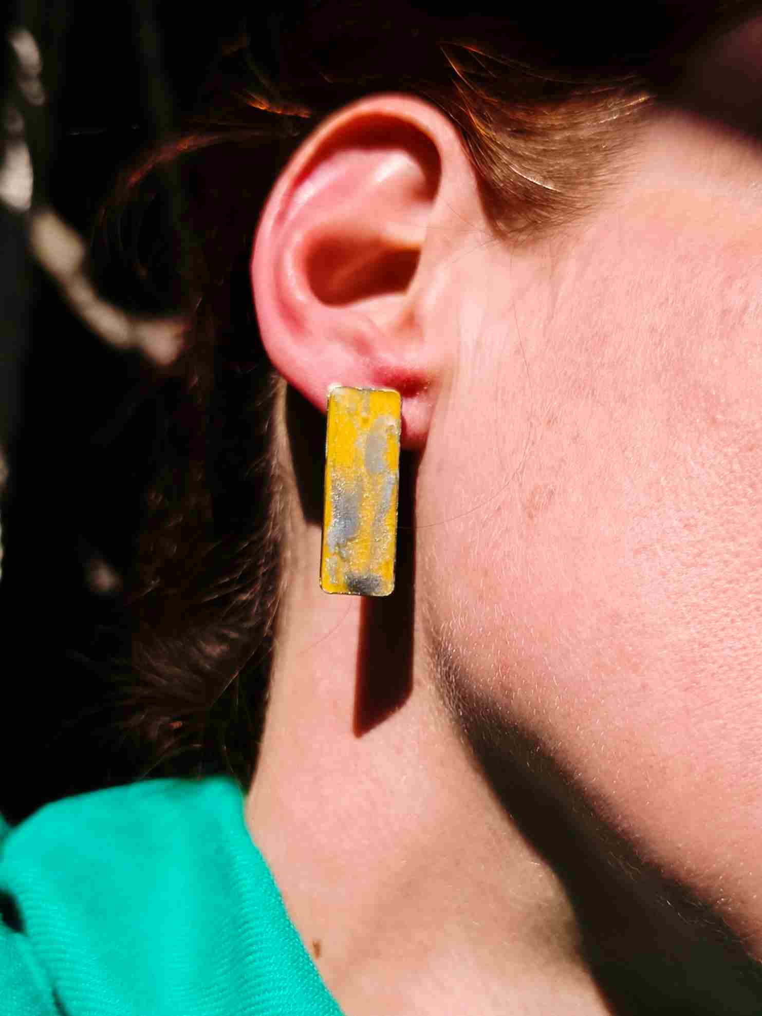 grandes puces d'oreilles jaunes portées 