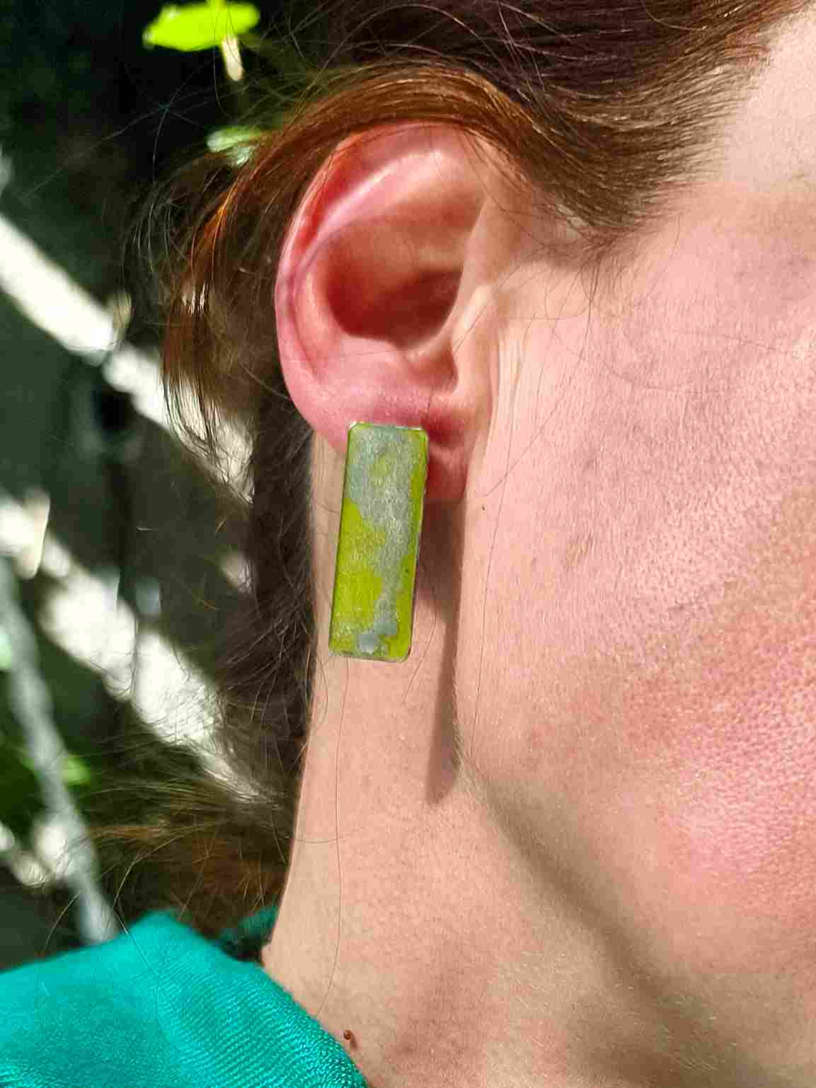 grandes boucles oreilles rectangles vertes portées