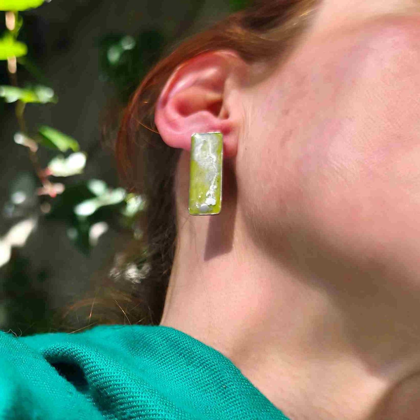 grandes boucles oreilles rectangles vertes portées argent puce