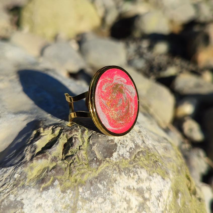 Bague unique Art Déco rouge et gris avec poudre de cuivre vue de côté
