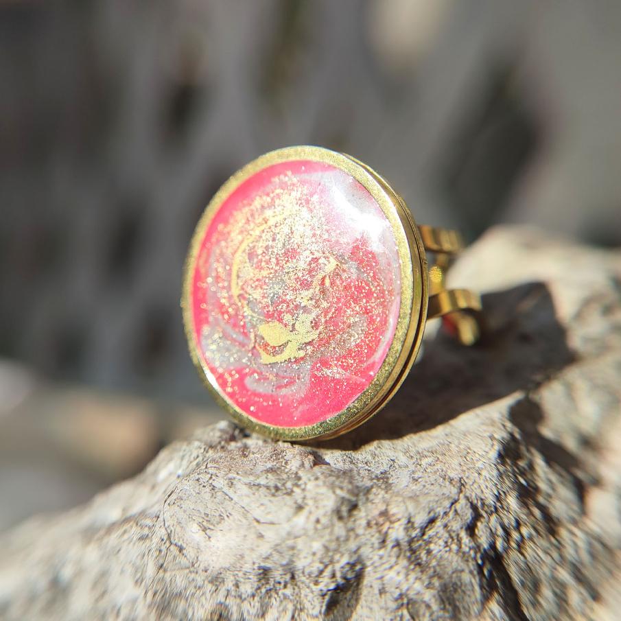 Bague unique Art Déco rouge et gris avec poudre de cuivre vue au soleil