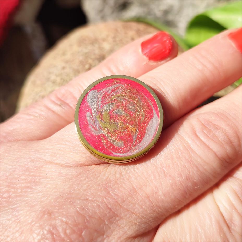 Bague unique Art Déco rouge et gris avec poudre de cuivre vue portée par un modèle