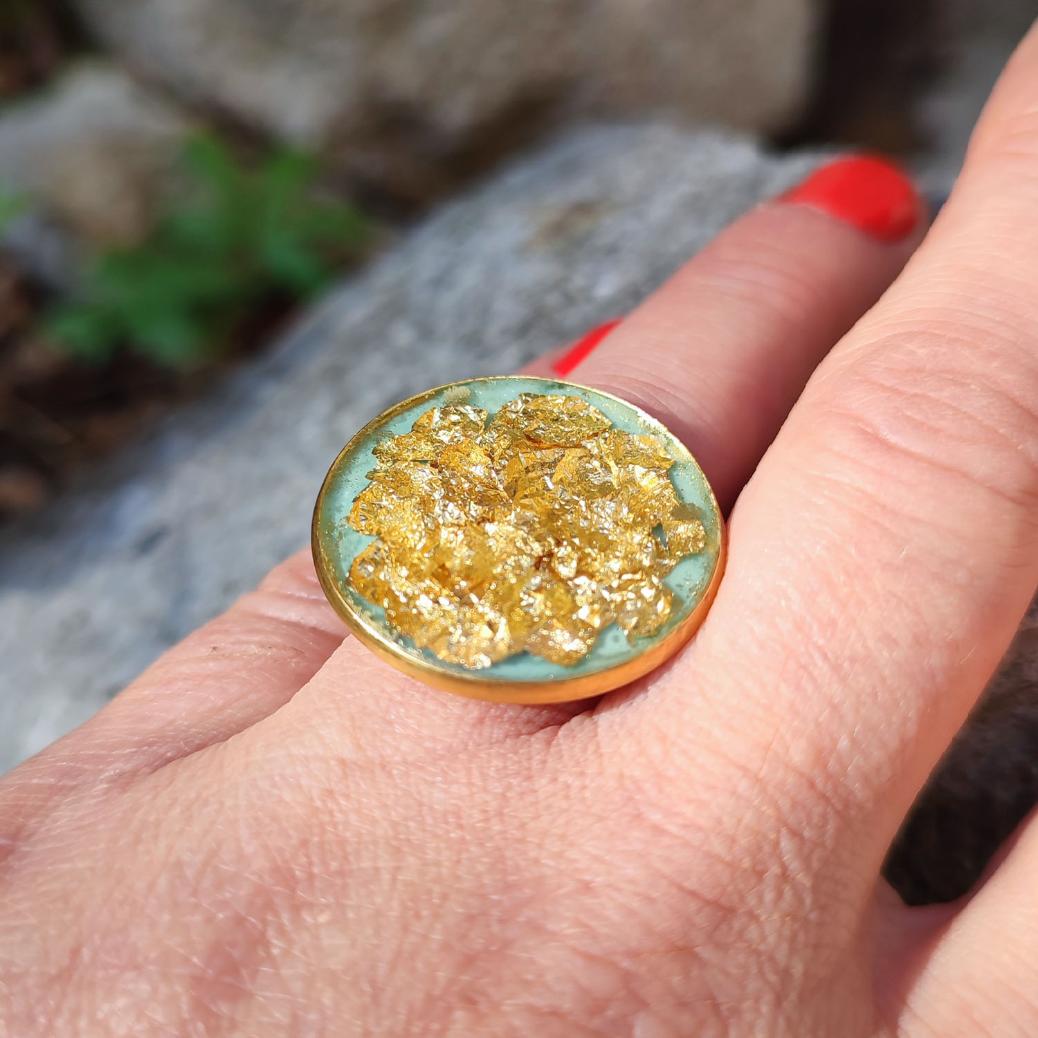 Bague Femme Art Déco XXL Ronde| Vert Céladon Feuille d'Or vue portée sur un modèle