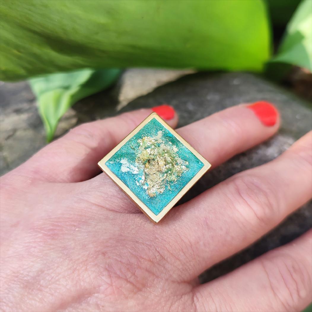 Bague Femme Art Déco Carrée  couleur Vert Céladon Feuille d'Or  portée sur modèle
