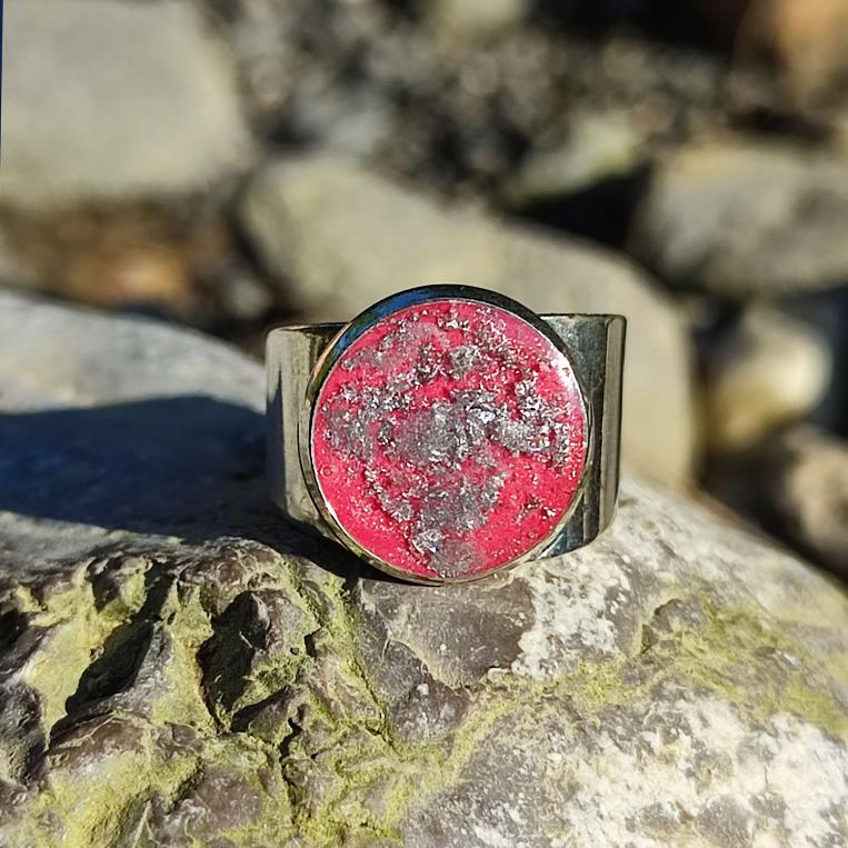 Bague Homme Unique | Pigment Rouge Poudre d'Argent VUE DE FACE