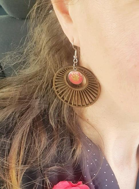 photo-cliente-noel-boucles-d-oreilles-creoles-bois-rouge-or.jpg