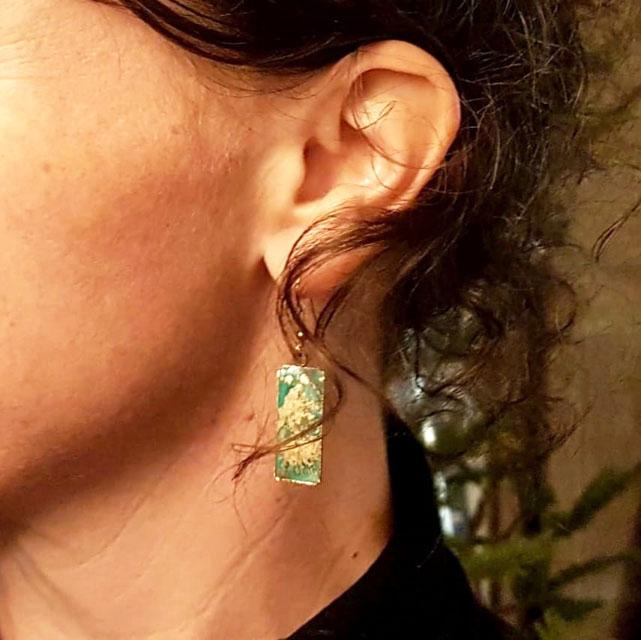 photo-cliente-noel-boucles-d-oreilles-rectangle-pigment-vert-or.jpg