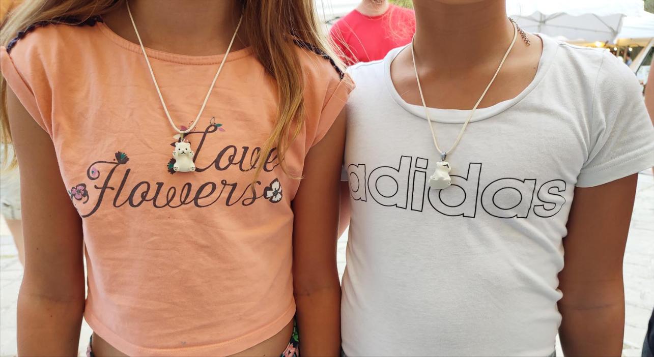photo-enfant-colliers-ours-blanc.jpg