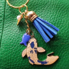 Porte-clé carpe koï bleue sur sac vert