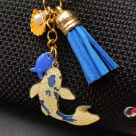 Porte-clé carpe koï bleue sur sac noir